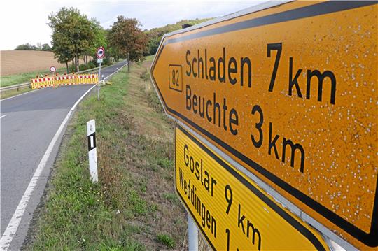 Noch ist die Bundesstraße 82 am Abzweig nach Wehre vollgesperrt. Spätestens Ende nächster Woche soll es für den Verkehr wieder geradeaus Richtung Beuchte gehen können. Foto: Gereke