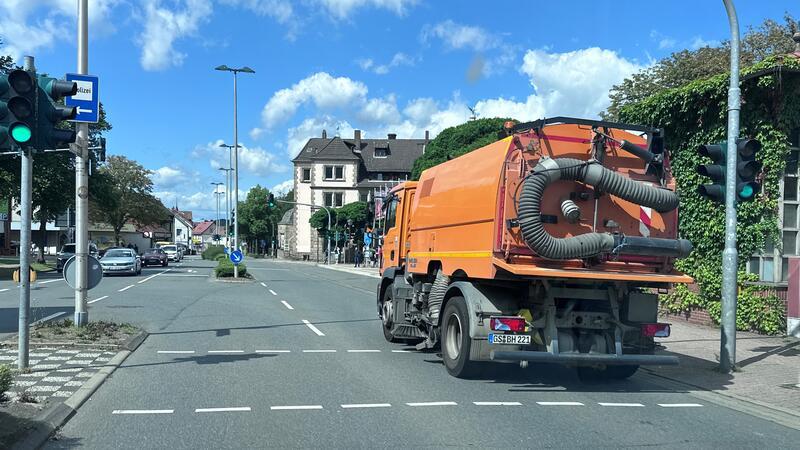 Harzburg braucht eine neue Kehrmaschine, bevor die alte abbrennt Noch ist die Kehrmaschine im Einsatz, aber sie ist nicht ungefährlich.