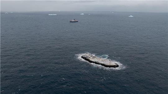 Noch ist die neu entdeckte Insel namenlos. (Handout)