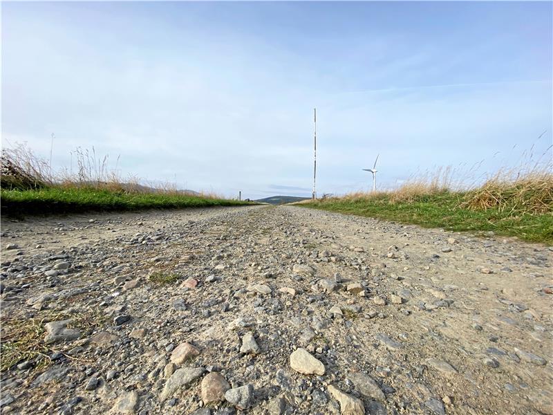 Wie lange fahren noch Lkw durch Harlingerode? Noch ist die provisorische Entlastungsstraße ein Feldweg. Erst wenn alles befestigt ist, können dort Lkw fahren. Foto: Schlegel