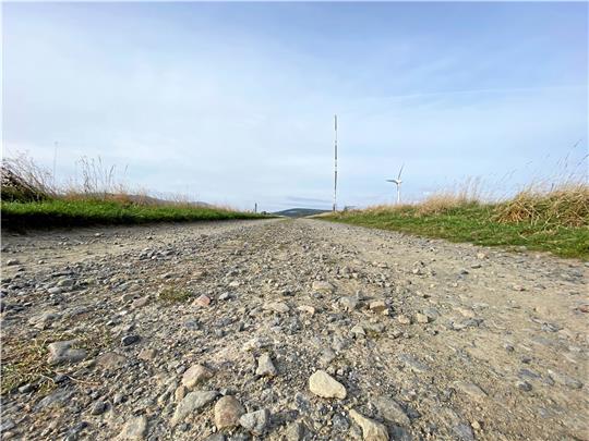 Noch ist die provisorische Entlastungsstraße ein Feldweg. Erst wenn alles befestigt ist, können dort Lkw fahren. Foto: Schlegel