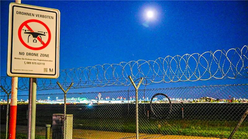 Flughafen München stellt wegen möglicher Drohnen Betrieb ein Noch ist unklar, ob es Drohnen waren.