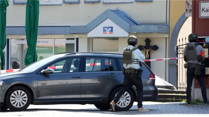 Polizeieinsatz in Bank beendet - Fahndung nach Tätern läuft Noch ist vieles unklar.