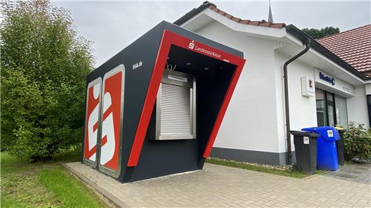 Noch kann der Sparkassen-Automat neben dem „Finanzcenter“ nicht genutzt werden. Es stehen Restarbeiten an.