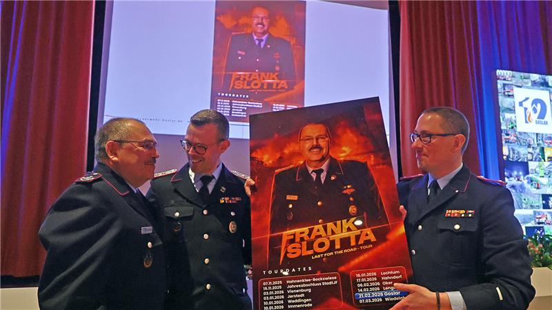 Zwei Männer halten eine Tafel, auf der in Art eines Tourplans der dritte Mann im Bild abgedruckt ist. 