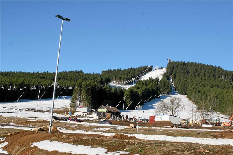 Noch können die Winterwanderer und Rodler ihren Wagen kostenlos am Parkplatz Hexenritt abstellen. Foto: Eggers