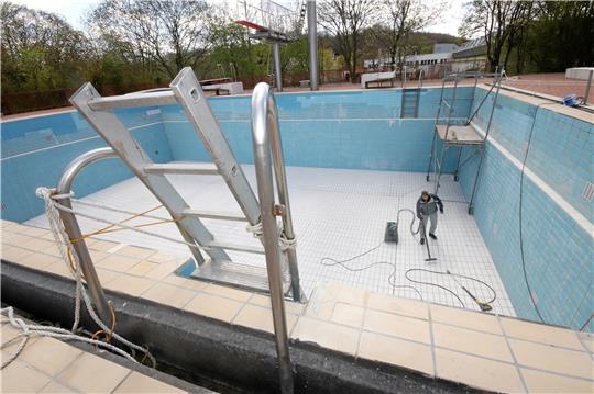 Noch laufen die Vorarbeiten, um das Liebenburger Mineralwasserfreibad fit für die Saison zu machen. Da wird sogar das Springerbecken gesaugt – um die Restfeuchte herauszuholen, damit neue Fliesen eingesetzt werden können. Foto: Gereke