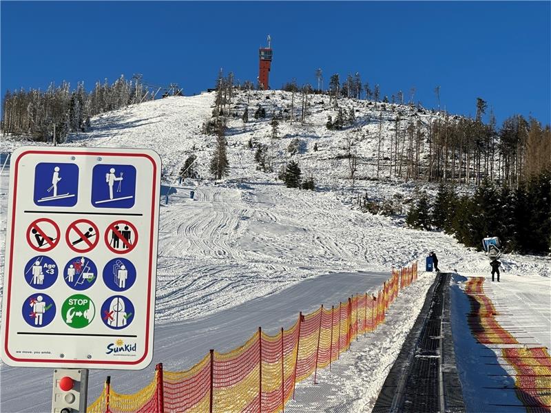Ski alpin auf vielen präparierten Pisten im Oberharz Noch laufen die Vorbereitungen am Wurmberg auf den Saisonstart am Hexenritt am Samstag auf Hochtouren. Dann soll auch der neue Zauberteppich in Betrieb genommen werden. Foto: Eggers