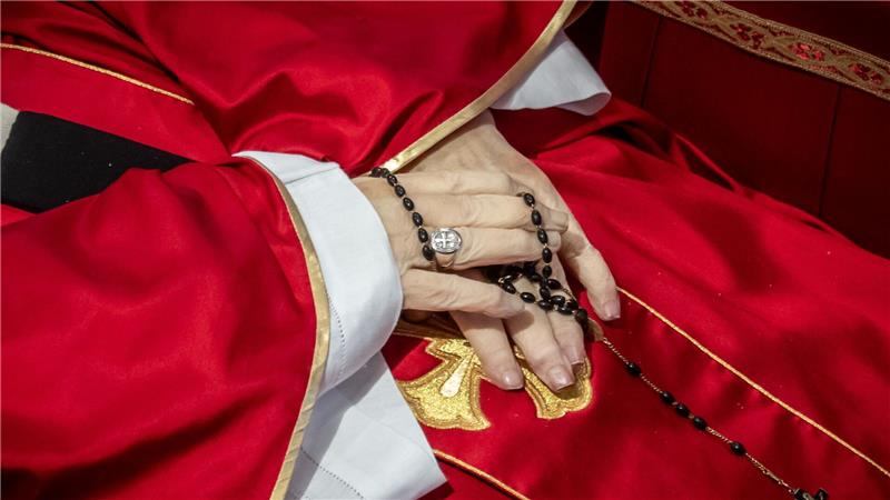 Noch liegt der tote Papst im offenen Sarg im Petersdom.