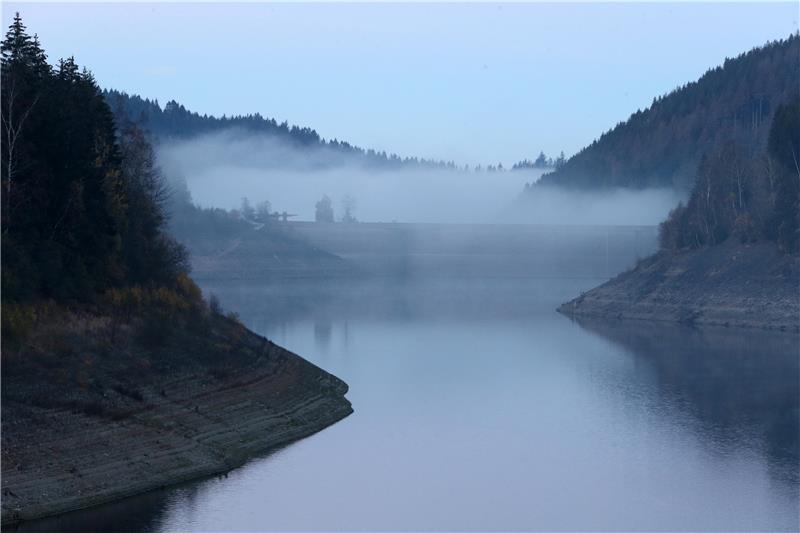 Diese Harz-Studie birgt viel Konfliktpotenzial Noch liegt die Frage, ob der Staudamm der Granetalsperre um zehn bis zwölf Meter erhöht werden wird, im Nebel. Erst muss eine Machbarkeitsstudie erstellt werden, die diese und andere Fragen klärt. Doch schon jetzt regt sich im Dorf unterhalb des Stausees Widerstand gegen einen höheren Damm. Archivfoto: Neuendorf