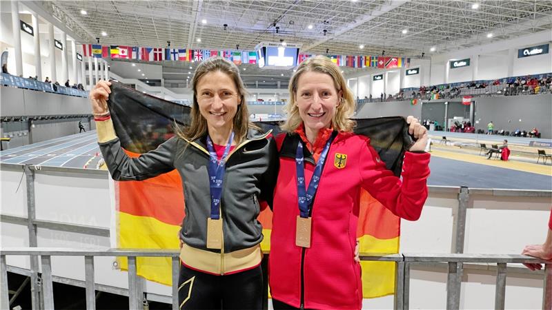 Miriam Paurat: EM-Gold mit ganz besonderer Note Noch mal jubeln, bevor der Sport in den Hintergrund tritt: Miriam Paurat (li.), hier mit Teamkameradin Simone Braun, gewinnt in Portugal den Europameistertitel über 1500 Meter in der Altersklasse 45. Foto: Privat