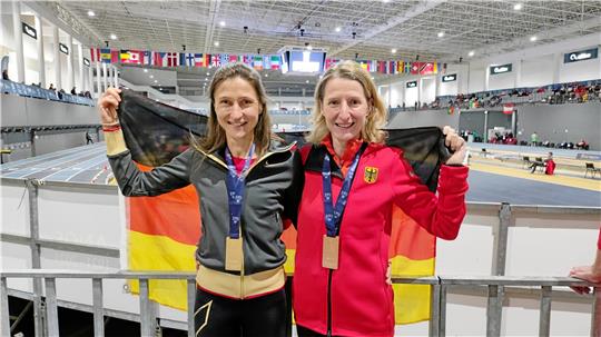 Noch mal jubeln, bevor der Sport in den Hintergrund tritt: Miriam Paurat (li.), hier mit Teamkameradin Simone Braun, gewinnt in Portugal den Europameistertitel über 1500 Meter in der Altersklasse 45. Foto: Privat