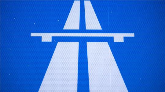 Noch mal rund 27 Millionen muss der Bund für die gescheiterte Pkw-Maut bezahlen. (Symbolbild)