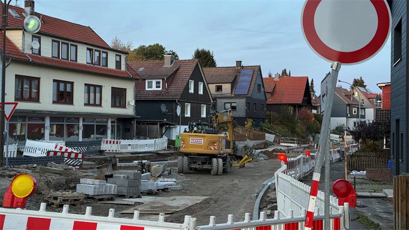 Das Foto zeigt eine Baustelle an einer Straße.