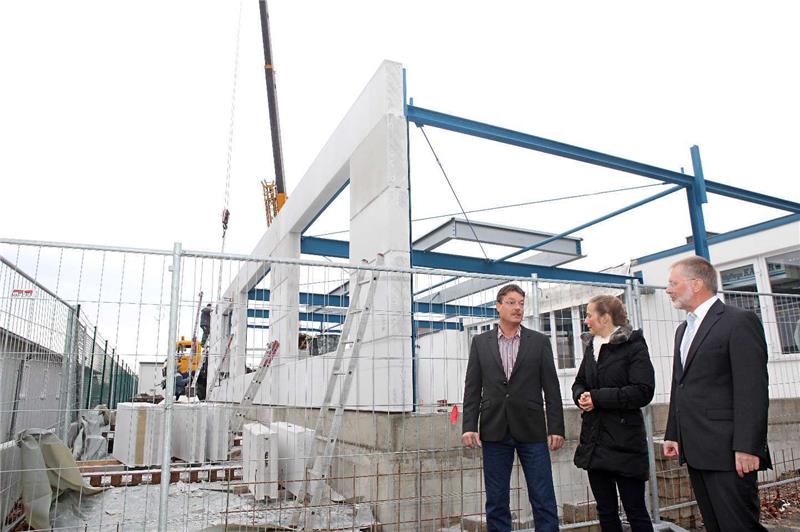 Noch pfeift der Wind durch die Fenster: Wolfgang und Christiane Kaiser sowie Ulrich Backhaus (v.li.) vor der künftigen Wäscherei.  Foto: Kusian-Müller