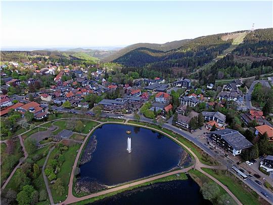 Noch ruht der See im Kurpark still: Die Frage nach Hahnenklees neuem Tourismuschef ist noch nicht entschieden.  Foto: Kühlewind