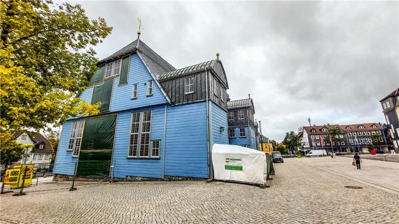 Nach dem Brand: Sanierung der Clausthaler Marktkirche beginnt Noch sind die Löcher in der Fassade mit Folie abgedeckt.