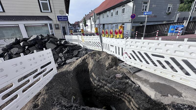 Kreuzung gesperrt: Erhebliche Verkehrsbehinderungen in Harzburg Noch sind es nur Sondierungsarbeiten, aber bald wird die komplette Kreuzung aufgerissen.