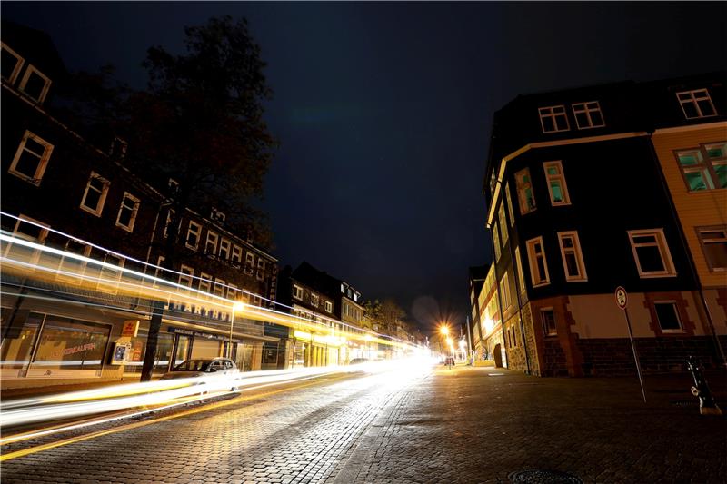 Noch sind in der Berg- und Universitätsstadt die Laternen – wenn auch nur jede zweite – angeschaltet. Ab dieser Woche soll sich das jedoch ändern. Fotos: Neuendorf