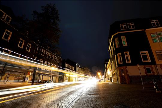 Noch sind in der Berg- und Universitätsstadt die Laternen – wenn auch nur jede zweite – angeschaltet. Ab dieser Woche soll sich das jedoch ändern. Fotos: Neuendorf