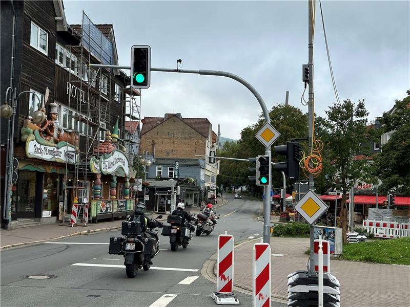 Intelligente Ampel in Braunlage ist jetzt in Betrieb Noch stehen Baken und Baustellenampeln vor der modernen, sogenannten intelligenten Lichtsignalanlage, die seit Mittwoch in Braunlages Neuer Mitte in Betrieb ist. Foto: Eggers