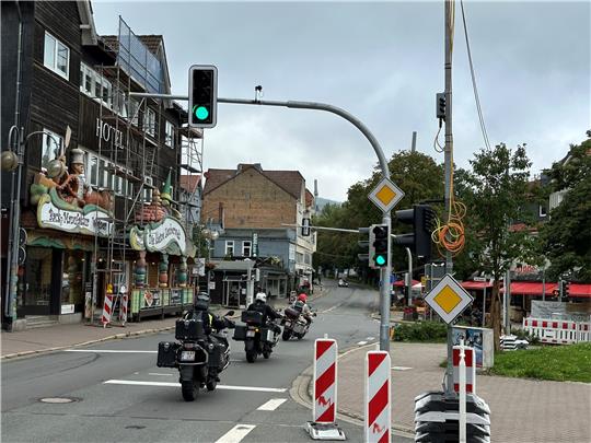Noch stehen Baken und Baustellenampeln vor der modernen, sogenannten intelligenten Lichtsignalanlage, die seit Mittwoch in Braunlages Neuer Mitte in Betrieb ist. Foto: Eggers
