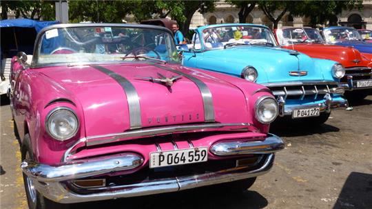 Noch stehen die Oldtimer aufgereiht und poliert in Havanna und warten auf zahlungsfreudige Touristen.Fotos: Appianing
