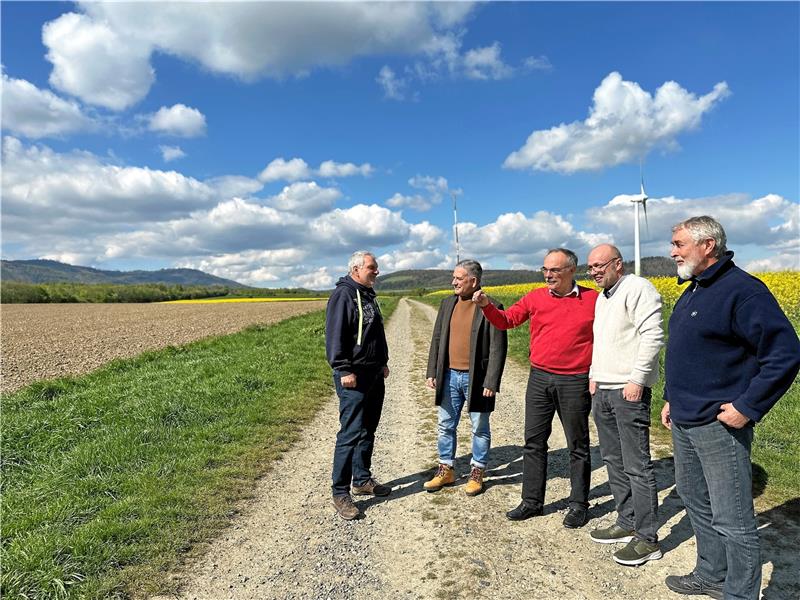 Noch stehen (v.l.) Henning Franke, Torsten Röpke, Jens Kloppenburg, Dietrich Willeke und Eckhard Wagner nur auf dem Feldweg, der bald zur provisorischen Entlastungsstraße ausgebaut wird. Aber auf Sicht helfe ihrer Meinung nach nur die richtige Westumgehung, die auf der Fläche links entstehen soll. Wo genau sie zum Hüttengelände führt, ist Inhalt der anstehenden Planungen. Foto: Schlegel