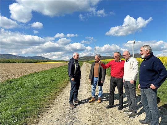 Noch stehen (v.l.) Henning Franke, Torsten Röpke, Jens Kloppenburg, Dietrich Willeke und Eckhard Wagner nur auf dem Feldweg, der bald zur provisorischen Entlastungsstraße ausgebaut wird. Aber auf Sicht helfe ihrer Meinung nach nur die richtige Westumgehung, die auf der Fläche links entstehen soll. Wo genau sie zum Hüttengelände führt, ist Inhalt der anstehenden Planungen. Foto: Schlegel