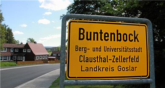 Noch steht Buntenbock auf dem Ortseingangschild. Wenn es nach Carsten Rehling geht, könnte sich das schon bald ändern. Er schlägt „FuhrherrInnendorf Buntenbock“ vor. Archivfoto: Potthast