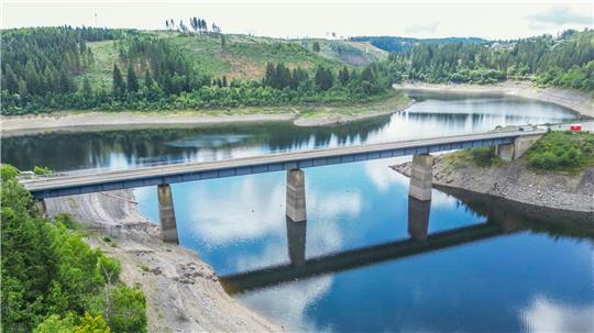 Noch steht die alte Bramkebrücke. Auf den Pfeilern soll das neue Bauwerk entstehen.
