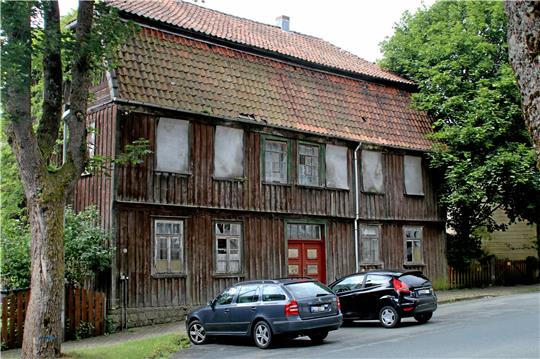 Noch steht die alte Zigarrenfabrik in der Bäckerstraße, die Genehmigung für einen Abriss ist aber erteilt. Foto: Knoke