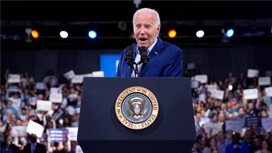 Noch steht die erste Reihe der Demokraten geschlossen hinter US-Präsident Joe Biden. Doch  die Stimmen derer, die ihn nicht mehr für den richtigen Kandidaten halten, werden lauter.