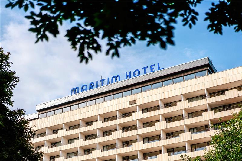 Noch steht in blauen Großbuchstaben „Maritim Hotel“ auf dem Dach des Hochhauses am Pfaffenstieg in Braunlage. Vom 1. Oktober an dürften sie verschwinden. Noch ist nicht bekannt, wo künftig der neue Name „Ahorn Harz Hotel Braunlage“ am Gebäude stehen wird. Foto: Brabanski