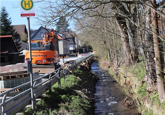 Noch tut sich herzlich wenig an der am Montag eingerichteten Baustelle am Töllebach. Die Bushaltestelle musste umgelegt werden. Foto: Neddermeier