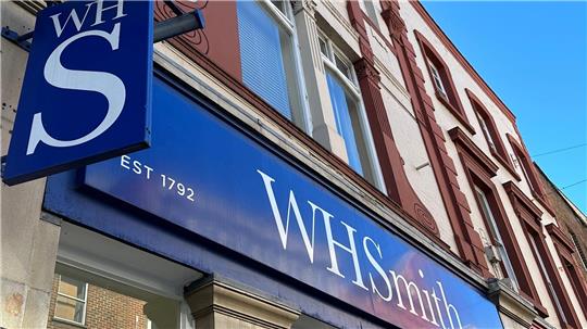 Noch typisch für britische Innenstädte: Filialen von WH Smith. (Archivbild)