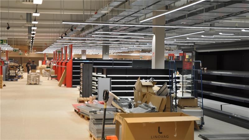 Noch viel zu tun: Während in anderen Bereichen schon Ware in die Regale geräumt ist, herrscht anderswo noch gähnende Leere.