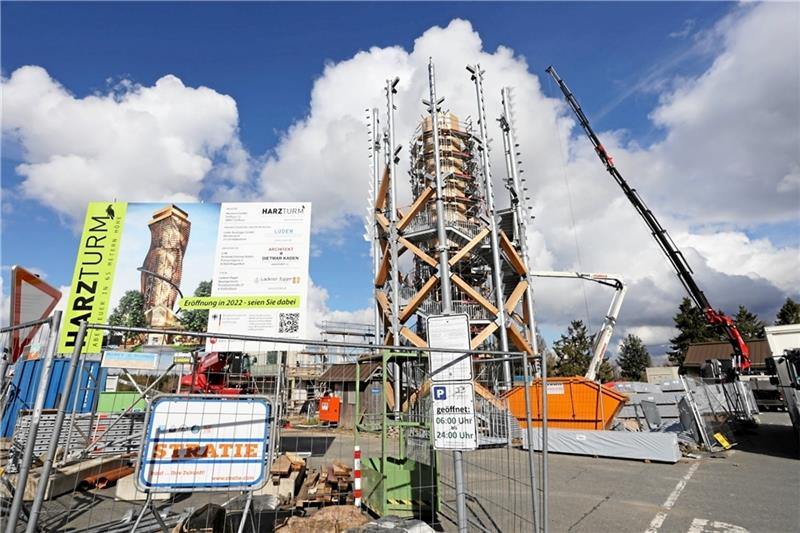 Eröffnung des Torfhaus-Turms verzögert sich erneut Noch vor Weihnachten soll der Harzturm auf Torfhaus eröffnet werden. Momentan wächst der Turm, mit seinem Fahrstuhlschacht in der Mitte, zwar in die Höhe. Für die Plattform fehlen aber noch die verzinkten Bleche. Foto: Neuendorf