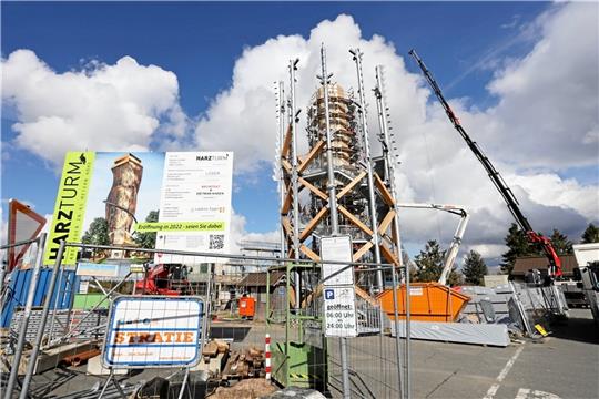 Noch vor Weihnachten soll der Harzturm auf Torfhaus eröffnet werden. Momentan wächst der Turm, mit seinem Fahrstuhlschacht in der Mitte, zwar in die Höhe. Für die Plattform fehlen aber noch die verzinkten Bleche.  Foto: Neuendorf