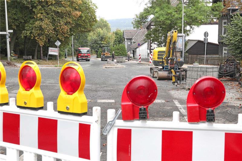 Noch werden Restarbeiten erledigt, aber ab Freitag soll der Köppelsbleek wieder befahrbar sein. Foto: Schenk