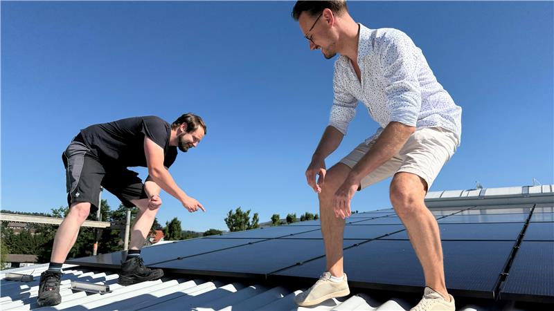 Photovoltaik-Anlagen: Hallendächer für Stromproduktion gesucht Noch werden die einzelnen Photovoltaik-Module auf das Hallendach gesetzt, wie Mario Hebestriet (l.) und Robert Holitschke zeigen.