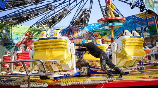 Noch werden letzte Handgriffe erledigt, bevor das Volksfest beginnt.
