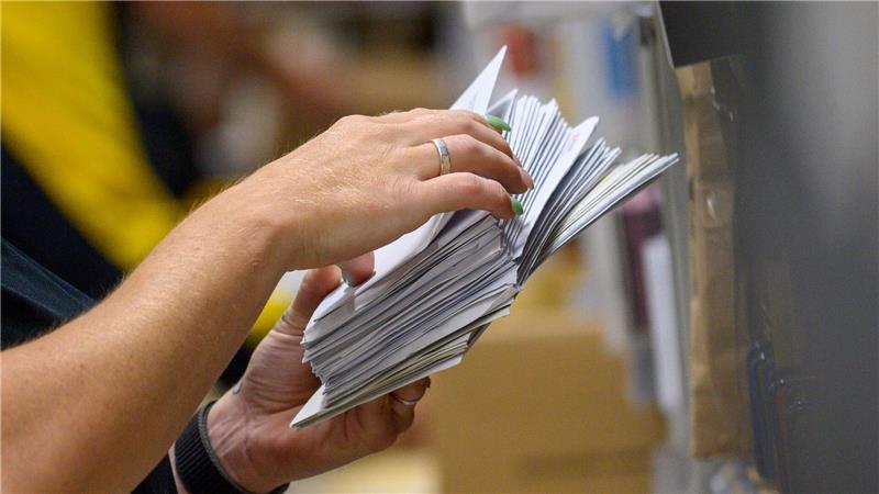 Der Portoerhöhung sei Dank: Post-Geschäft zieht an Noch werden massenhaft Briefe verschickt in Deutschland - aber wie lange noch? Hier eine Post-Mitarbeiterin in einem Zustellstützpunkt bei der Arbeit.