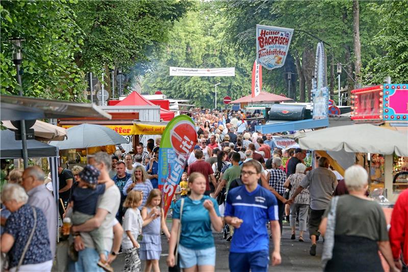 Harzer Live-Musik für den Oberharzer Bergbauernmarkt Noch wirken sich die aktuellen Entwicklungen angesichts von Corona und Inflation in Verbindung mit dem Ukraine-Krieg nicht auf die Kaufkraft beim Oberharzer Bergbauernmarkt aus. Die Grüne Meile ist weiterhin gut besucht. Foto: Neuendorf