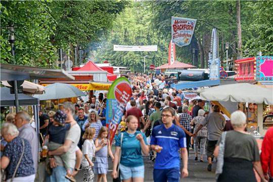 Noch wirken sich die aktuellen Entwicklungen angesichts von Corona und Inflation in Verbindung mit dem Ukraine-Krieg nicht auf die Kaufkraft beim Oberharzer Bergbauernmarkt aus. Die Grüne Meile ist weiterhin gut besucht. Foto: Neuendorf
