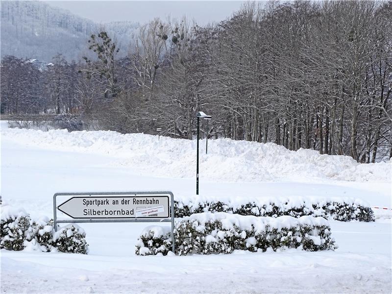 Noch zieht sich die Schneedeponie am Parkplatz beim Silberbornbad eher in die Länge als in die Höhe. Das könnte sich in den nächsten Tagen aber noch ändern.  Fotos: Exner