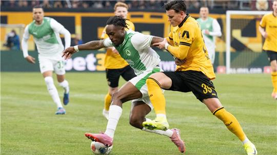 Noel Futkeu (M, SpVgg Greuther Fürth) im Zweikampf mit Thomas Keller (r, Dynamo Dresden). Der Dresdner traf zur Führung.