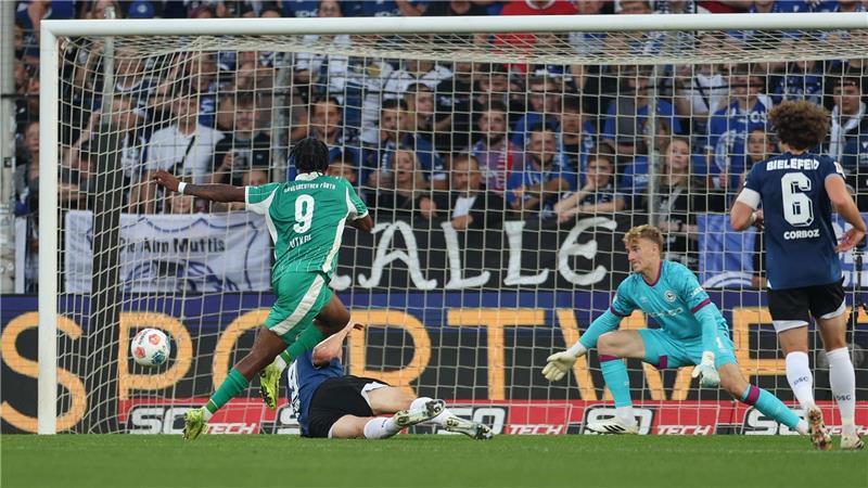 Noel Futkeu erzielt das 1:0 für Fürth, Bielefelds Maximilian Großer fälscht noch ab, Torwart Jonas Kersken ist machtlos. 