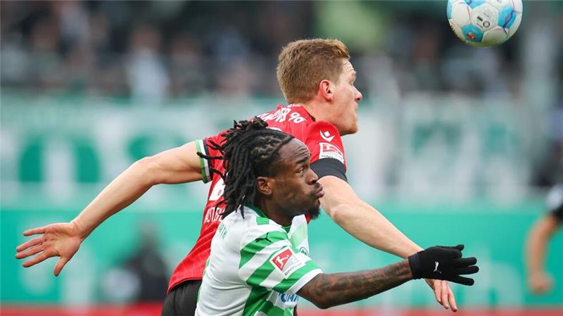 Noel Futkeu (l) lässt die Fürther jubeln.