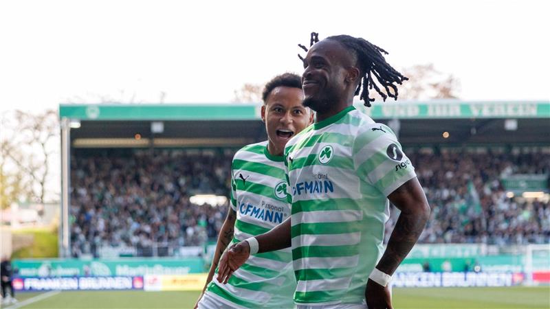 1. FC Köln verpasst in Fürth Sprung an Tabellenspitze Noel Futkeu (r) schlägt für die Fürther zu.